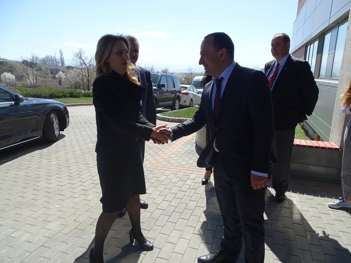 Посрещат вицепремиера Марияна Николова в Тракия икономическа зона СНИМКИ: пресслужбата на кабинета