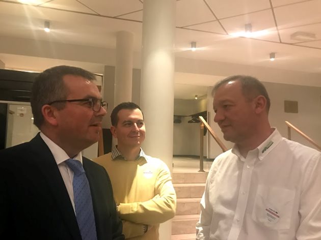 Митко Желязков, търговски директор на Булагро машини (вляво) и Майкъл Лонд, регионален мениджър на Bogballe определено са доволни от съвместната работа