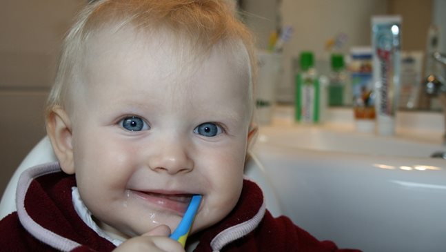 Венците трябва да се почистват редовно преди зъбките на бебето да поникнат