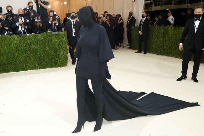 Ким Кардашиян на “Мет”  галата, облечена цялата в черно.