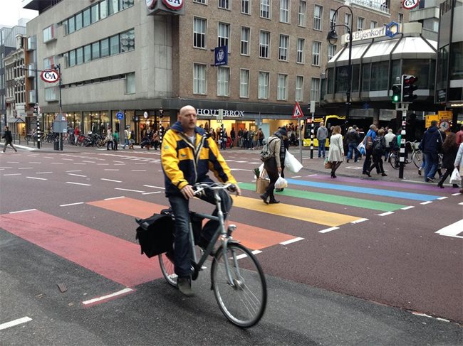 Холандия е толерантна към разноцветните вкусове, предпочитания и ориентации. Това личи дори от начина на изрисуване на пешеходните пътеки като тази в центъра на Ютрехт.