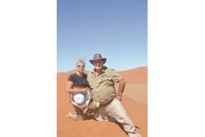 Минчев и съпругата му Натали в пустинята