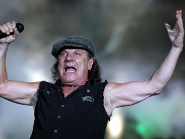 Фронтменът на AC/DC Брайън Джонсън пише книга за живота си