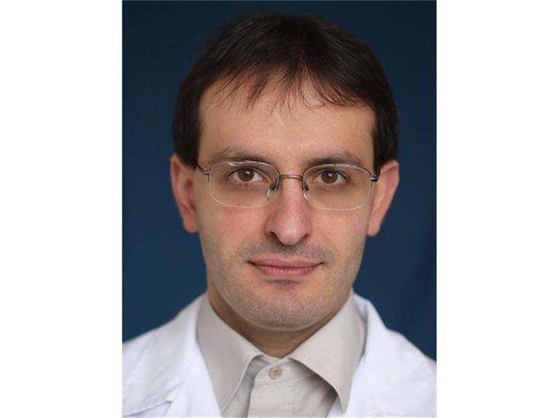 Д-р Евгений Алексиев, орален хирург в Специализираната болница по лицево-челюстна хирургия - София.
Той отговаря на въпроса на Стоян Христов