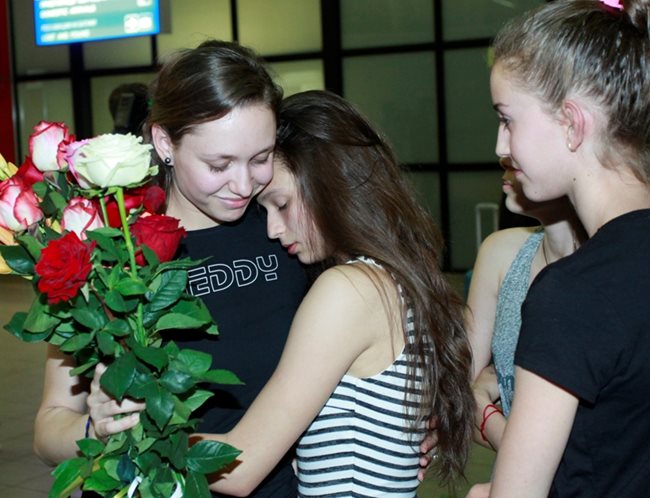 Ренета Камберова получава силна прегръдка при пристигането си в София. СНИМКИ: ЙОРДАН СИМЕОНОВ