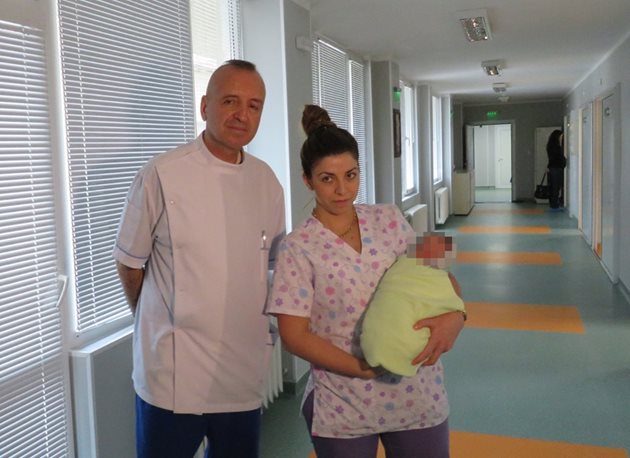 Доц. Светлозар Стойков и специализантката д-р Ивалина Христова с първото родено бебе за 2018 г.