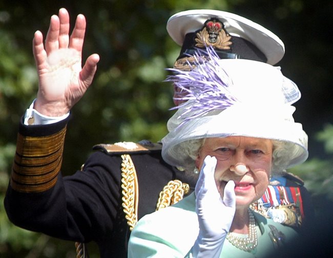 Английската кралица Елизабет II през 2005 г. на парада по случай 60-годишнината от Втората световна война. Тя поздравява поданиците и участниците в парада.  СНИМКА: РУМЯНА ТОНЕВА