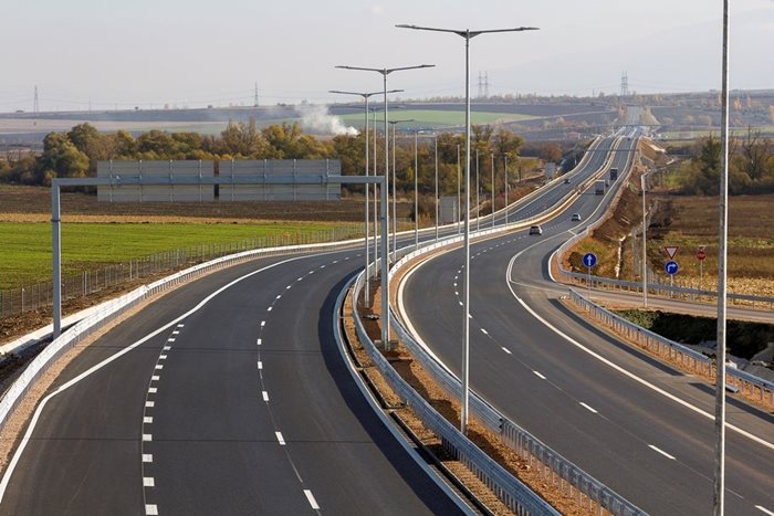 17 километра от магистрала “Европа” - частта между Сливница и Драгоман, бяха изградени от “Главболгарстрой” с половин година предсрочно и вече са в експлоатация. 