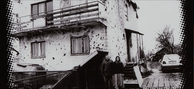 Обстрелвана къща в Сараево. Кадърът е от 1994 г.