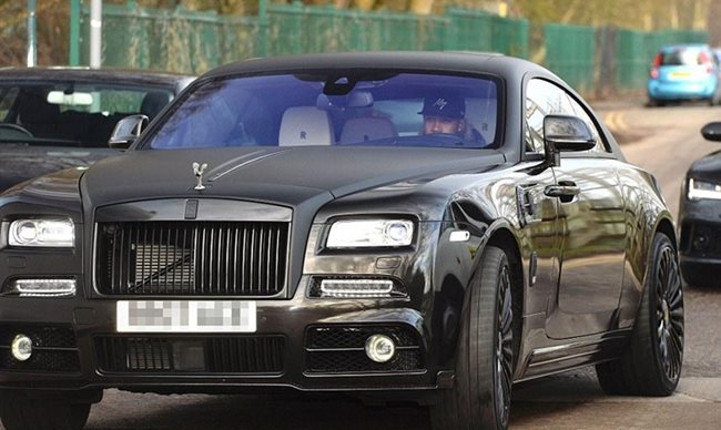 На последната тренировка холандската звезда на тима Мемфис Депай пристигна с Rolls Royce Wraith за 250 000 паунда