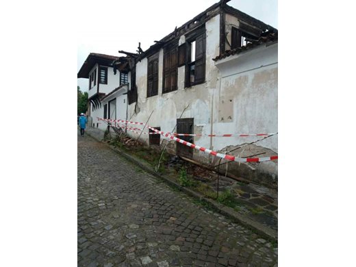 Къща-паметник на културата се срути пред туристи в Карлово