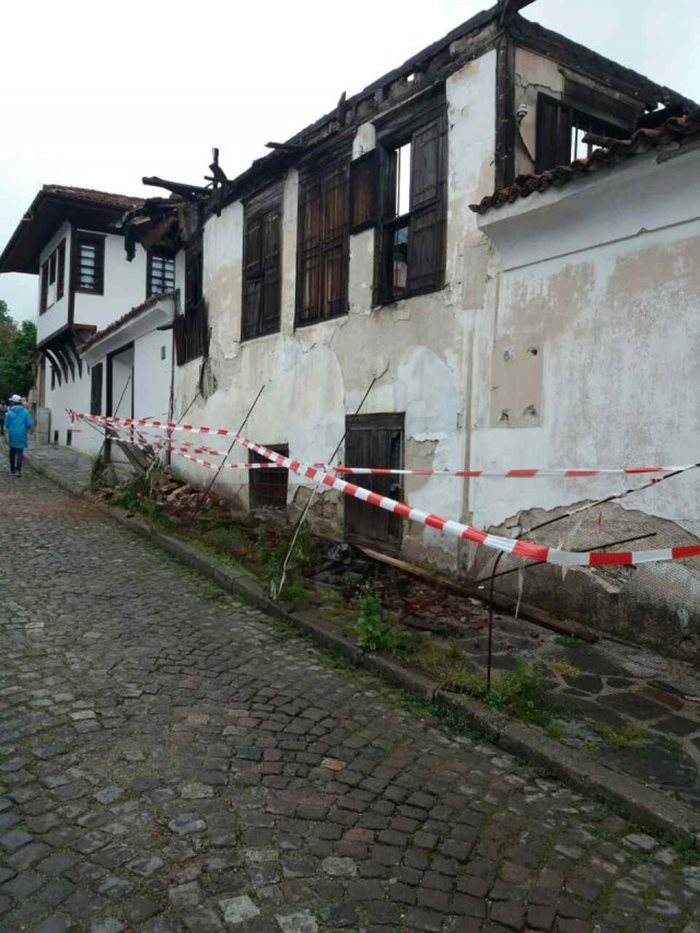 Къща-паметник на културата се срути пред туристи в Карлово. Снимка: Кarlovobg.eu