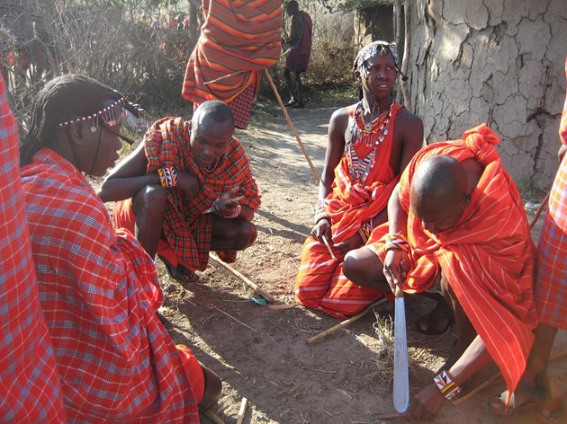 Воини от племето масаи, наричано "племето на храбрите копиеносци".