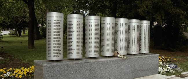 Мемориален паметник в Сараево с имената на убитите във войната