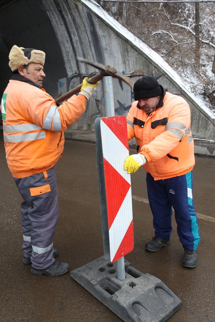 Други работници подготвят бализи, за да разделят движението в две посоки.