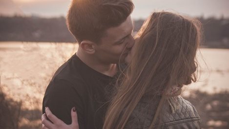 6 неща, които не бива да правим, докато се целуваме