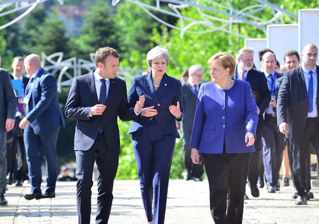 Еманюел Макрон, Тереза Мей и Ангела Меркел се разхождат по Моста на влюбените до НДК по време на българското председателство на Съвета на ЕС.   СНИМКА: ЙОРДАН СИМЕОНОВ