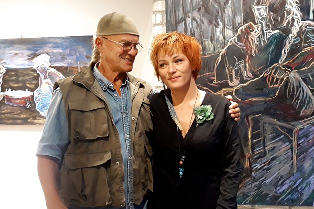 Силвето Богоева с едно от лицата на изложбата й Драган Милев-Дари