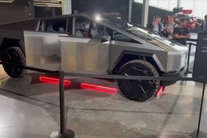 "Извънземният" Tesla Cybertruck е вече при търговците