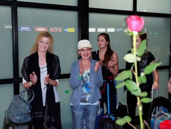 Ина Ананиева, Илияна Раева, Християна Тодорова, Михаела Маевска и другите момичета от ансамбъла можеха да си позволят да се усмихнат, докато ръкопляскаха на малките момичета, посрещнали ги с цветя и химна.