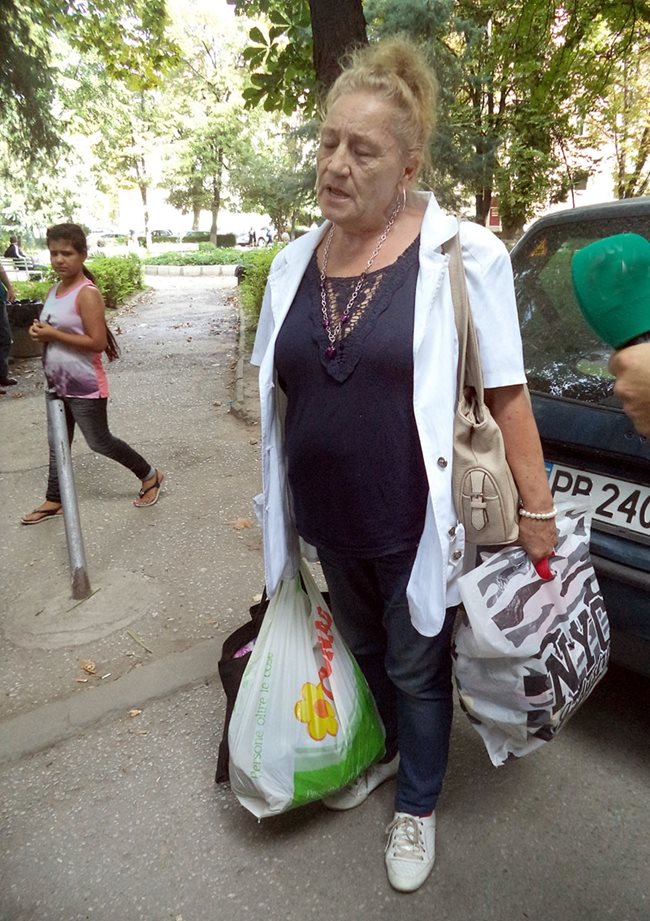 Жена от Куклен донесе за Мустафа пълни чанти с дрехи, играчки и лакомства