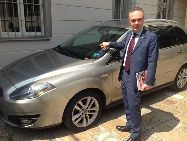 Посланикът на Италия Стефано Балди с гордост показва личния 12-годишен Fiat Croma с автоматична скоростна кутия.