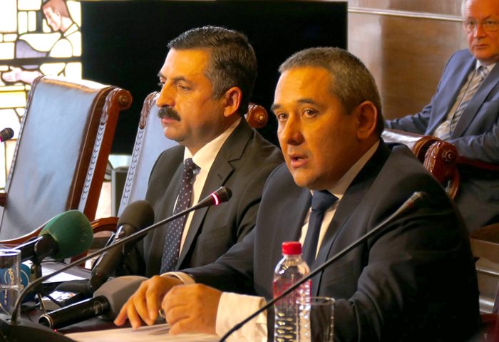 Подуправителят на БНБ Калин Христов (вдясно) и главният касиер на централната банка Стефан Цветков представят новата столевка.