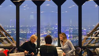 Брижит Макрон и Деси Радева обядват на метри от върха на Айфеловата кула (снимки)
