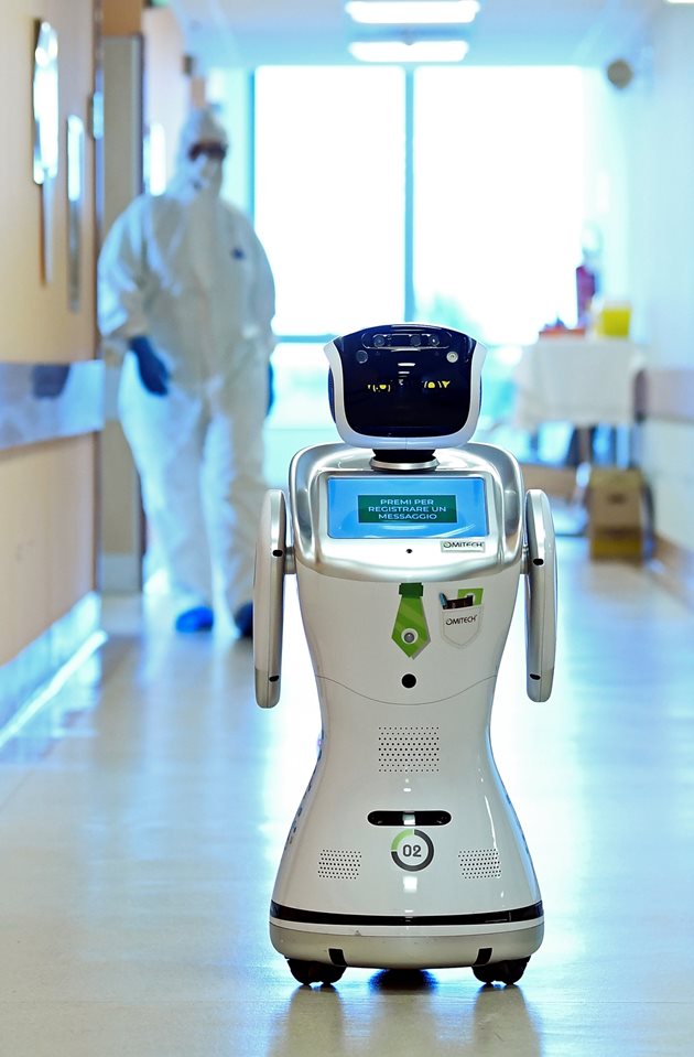 Роботи помагат на медицинския персонал при грижата за пациентите в болница във Варезе, Италия Снимки: Ройтерс