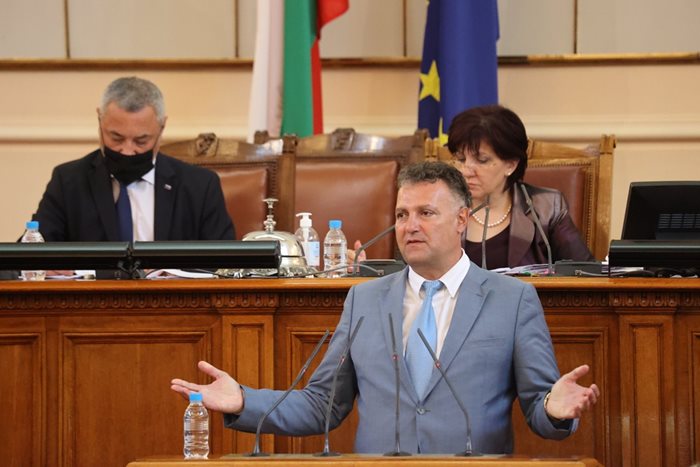 Валентин Николов на парламентарната трибуна. 