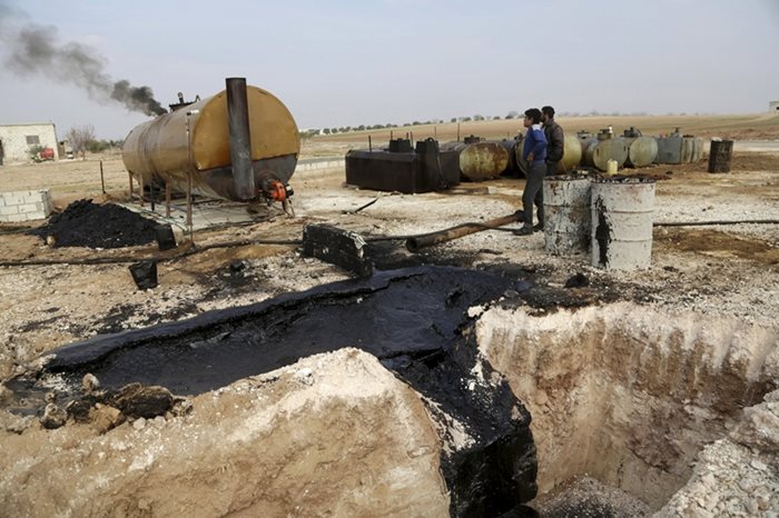 Импровизирана рафинерия в Сирия, където се преработва нефт от находищата, контролирани от "Ислямска държава"