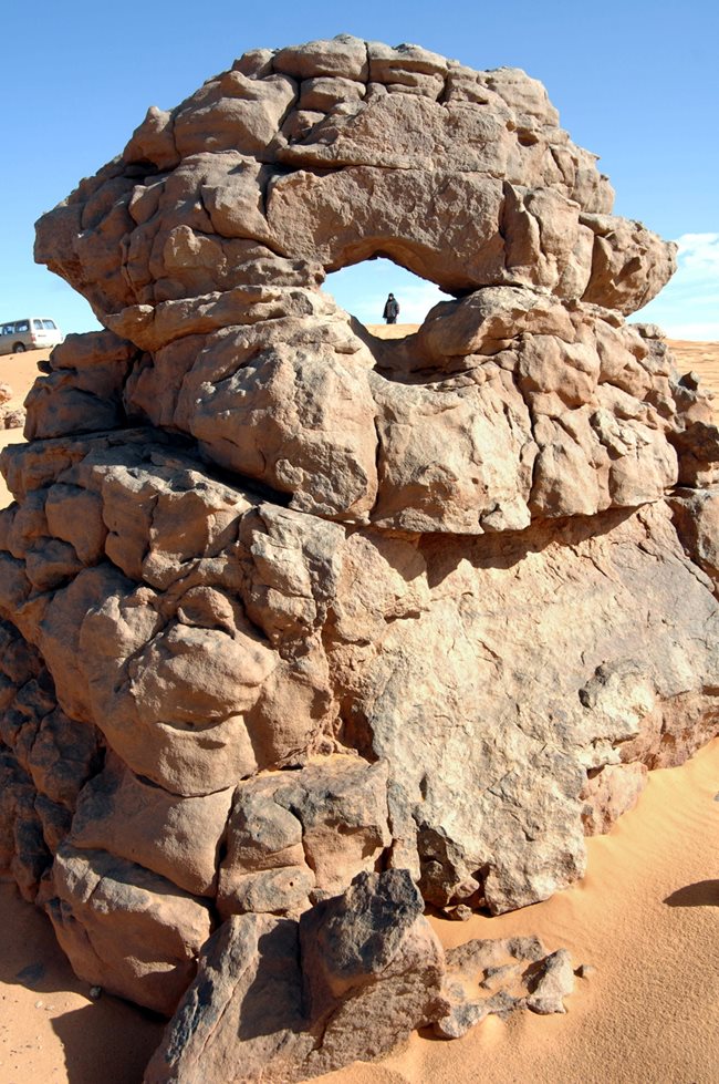 Това е планинската верига Тасили в Сахара, която е цялата със скални и каменни образувания, наподобяващи различни фигури. Тук те са досущ като огромно око.  СНИМКА: РУМЯНА ТОНЕВА