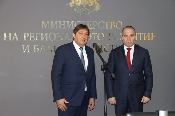 Служебният министър на регионалното развитие Иван Шишков (вляво) и досегашният Гроздан Караджов.