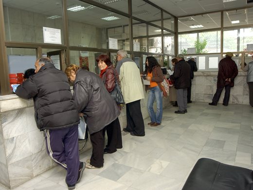 300 000 българи с по-ниски заплати, ако слушаме МВФ за данъци и осигуровки