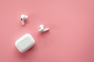 Apple ще добави симултанен превод на реч към слушалките AirPods в бъдеща актуализация. СНИМКА: ФРИЙПИК