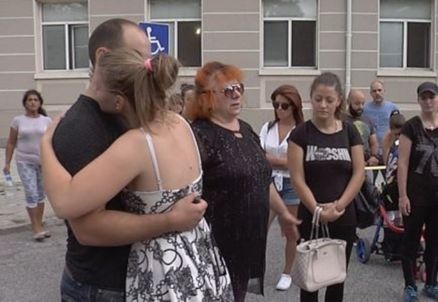 Близки на починалата родилка протестираха пред болницата.  СНИМКА: BTV