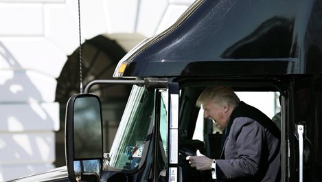 Tръмп пристигна в Белия дом с камион (Снимки)
