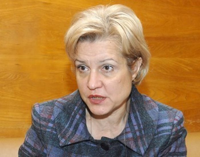 Председателката на бюджетната комисия Менда Стоянова предлага всички имоти да се облагат с еднакъв данък.