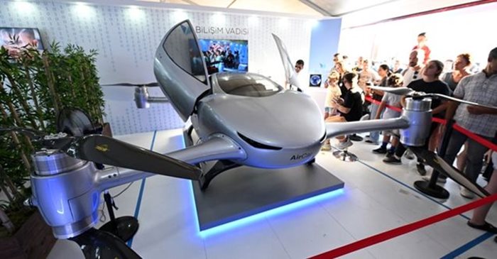 Първата турска летяща кола AirCar. Снимка: AirCar