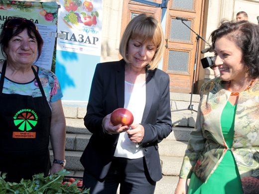 Йорданка Фандъкова и Десислава Танева откриха фермерски пазар в София (Обновена + снимки)