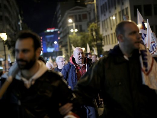 Хиляди протестираха в Атина срещу новите мерки за икономии

