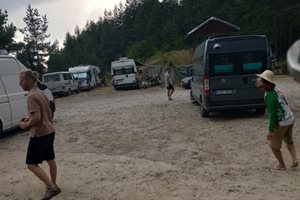 Бусове, каравани и леки коли, с които са дошли чужденците, са на обособен паркинг близо до село Осиково.
