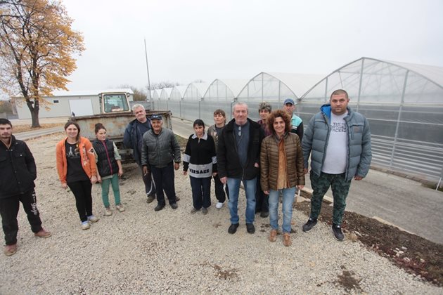Вече обученият екип на семейство Йотови, който работи в иновативната оранжерия оранжерията в с. Садовец