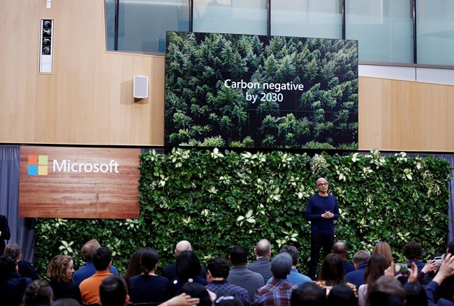 Изпълнителният директор на "Майкрософт" Сатя Надела плановете до 2050 г. да компенсира всички преки въглеродни емисии, правени някога от компанията.