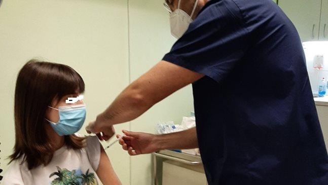 Личен пример: Варненски лекар лично ваксинира децата си