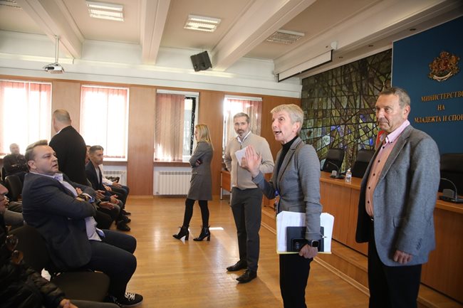 Професор Даниела Дашева охладява страстите в залата, преди в нея да влезе министър Димитър Илиев.