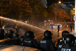 Полицията извади водно оръдие срещу протестиращите фенове
СНИМКА ЙОРДАН СИМЕОНОВ