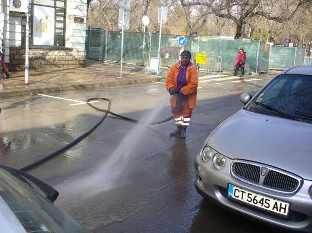 Eдна от малкото ефективни дейности в борбата срещу фините прахови частици е честото миене на улиците.

СНИМКА: “24 ЧАСА”