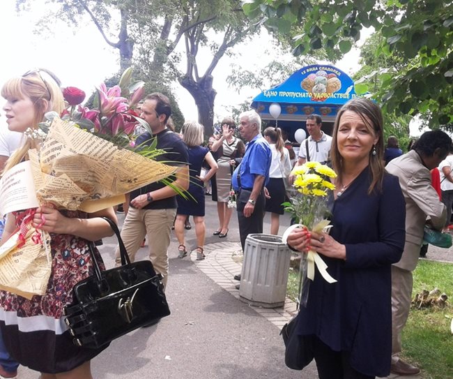 Вокалният педагог Жени Лалчева получи цветя за празника.