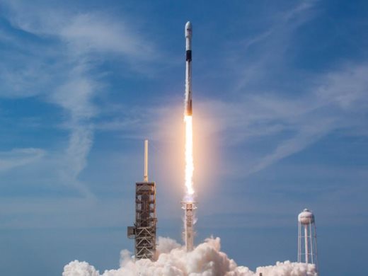 Капсулата "Драгън" на SpaceX беше изстреляна успешно от втори опит към МКС